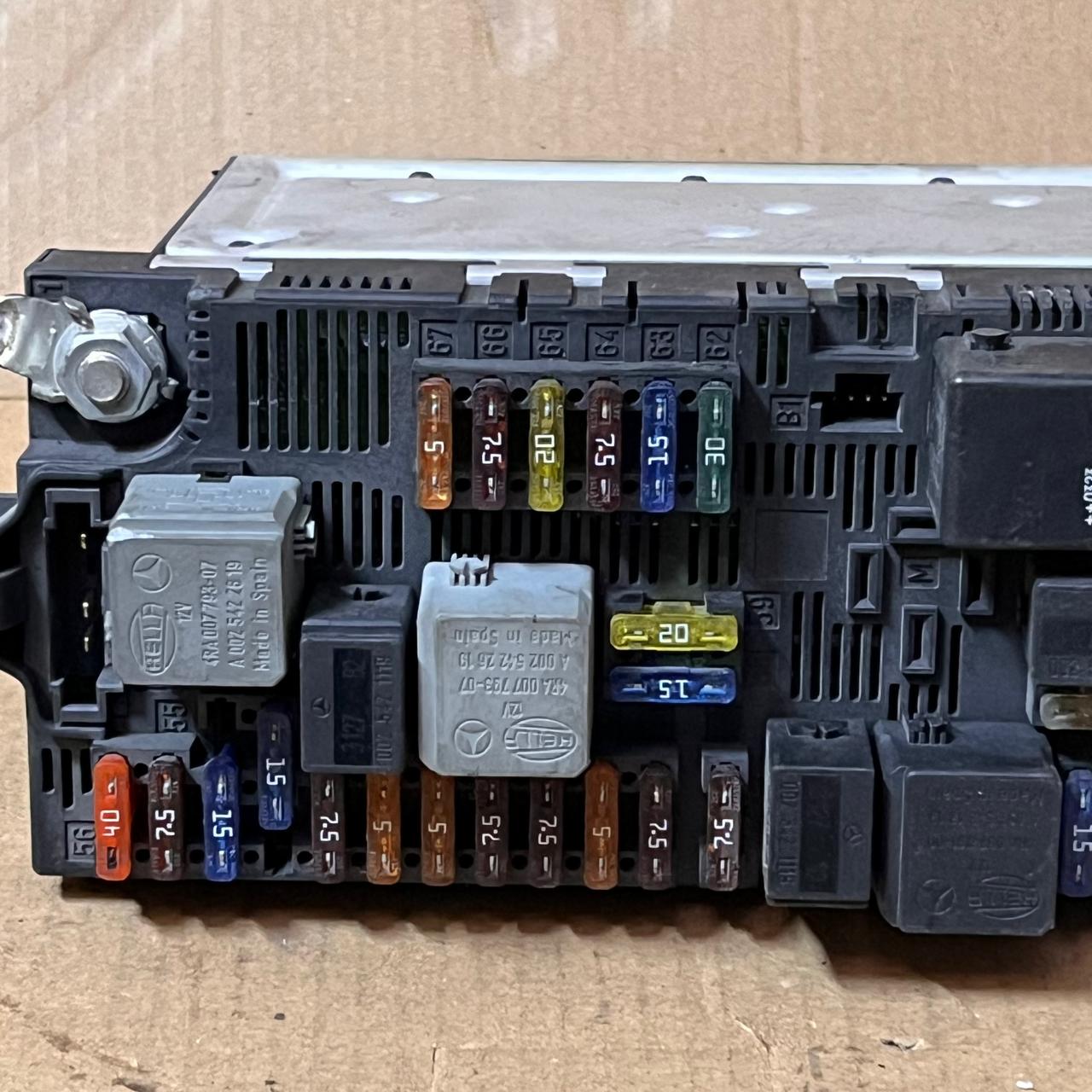 2003-2011 Mercedes Benz E-Class W211  FRONT SAM FUSE BOX RELAY CONTROL MODULE 2115453901