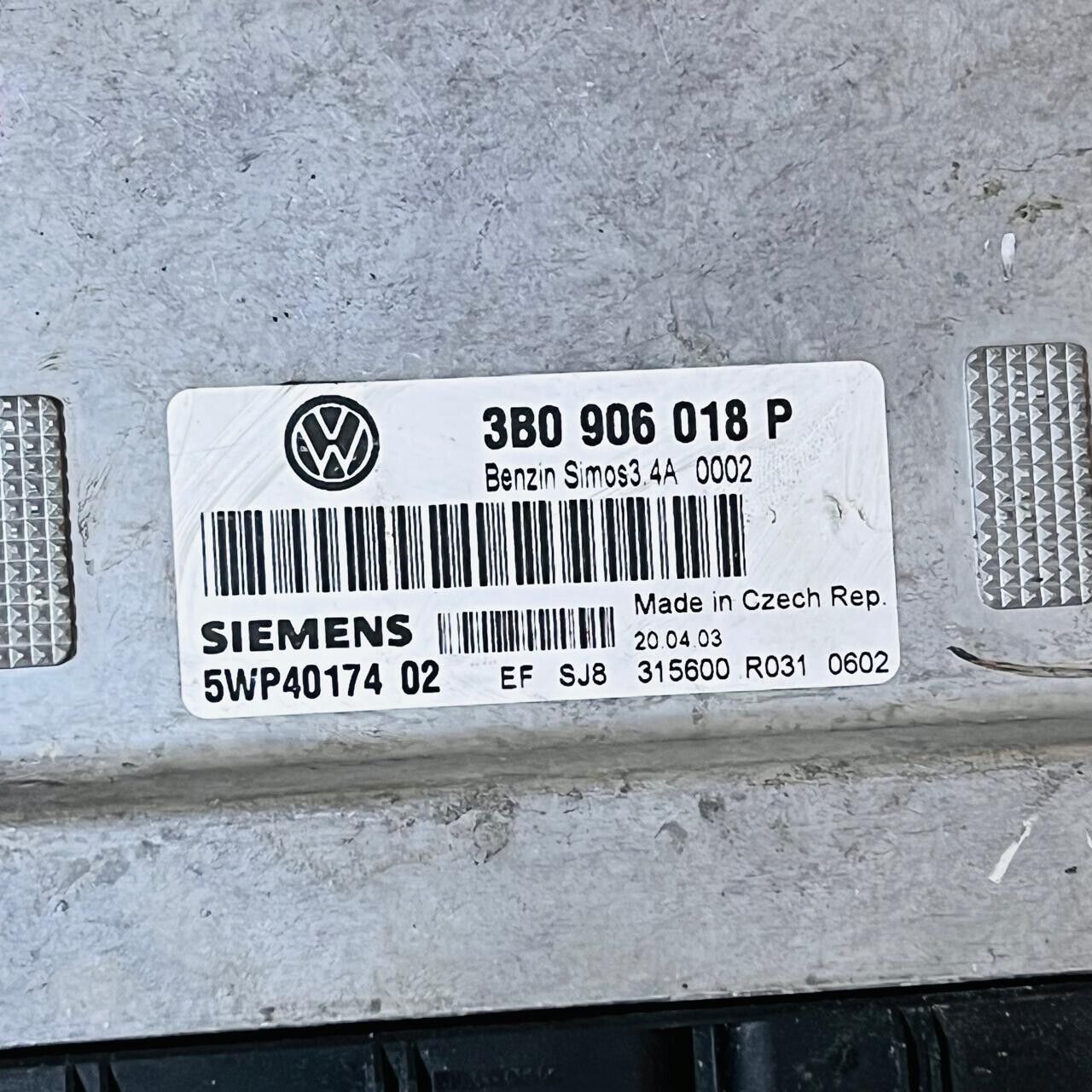 VolksWagen Golf IV B5 Engine Control Unit ECU - 3B0906018P / 5WP4017402