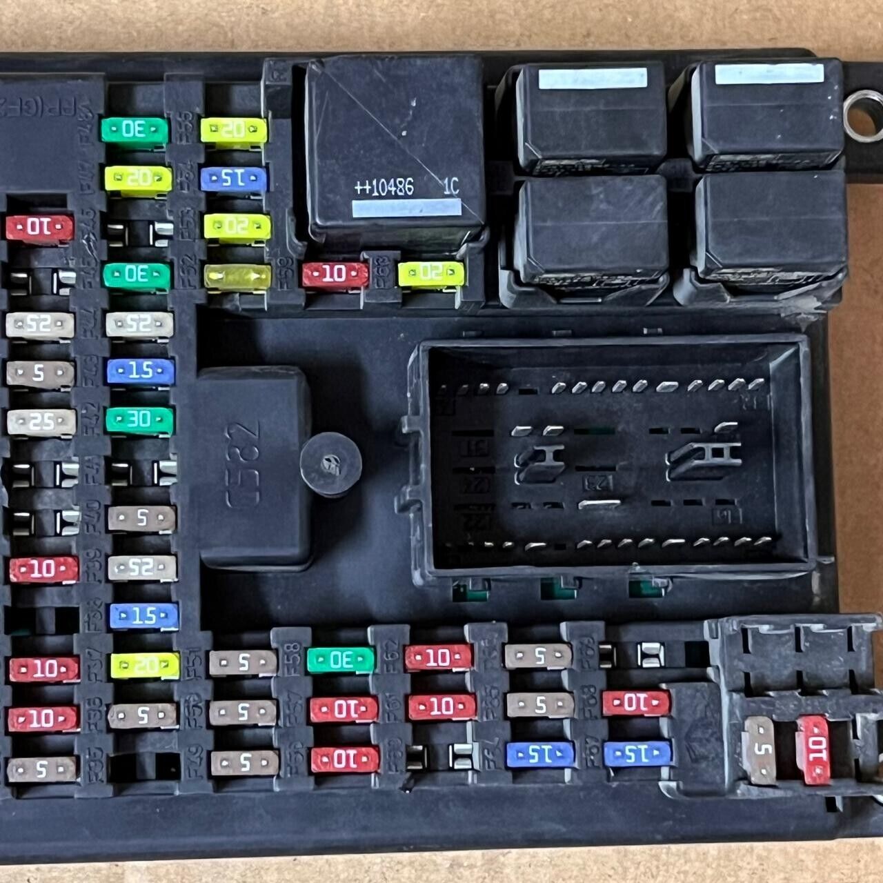 LAND ROVER DISCOVERY 4 FUSE BOX 3.0 DIESEL AH2214F041BH LR4