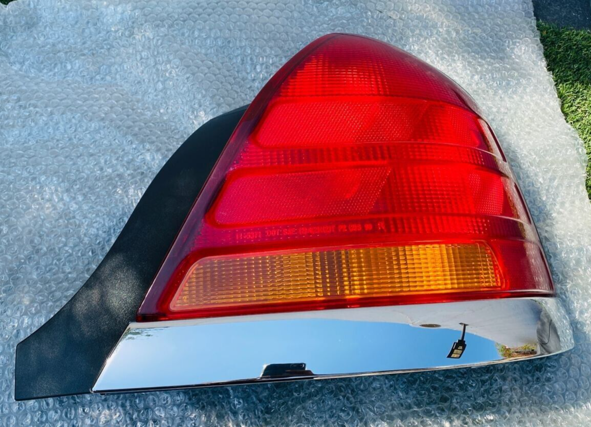 TYC Tail Light Assembly Right 11537101 3W7Z13404CA for Ford