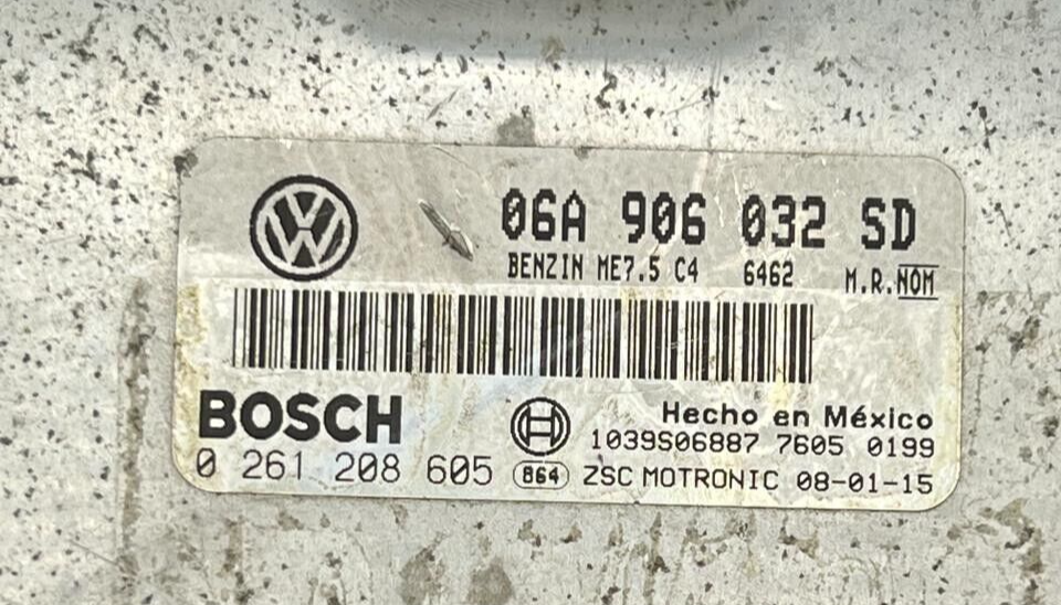 VW BEETLE 2.0 06A 906 032 SD ECU 06A906032SD 0261208605