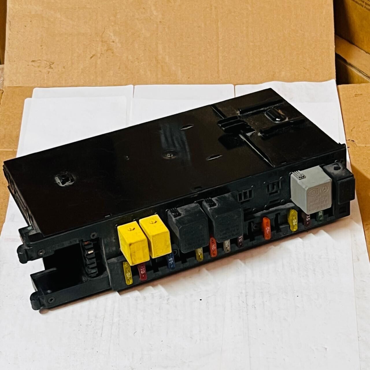 Mercedes-Benz E-Class Fuse Relay Box - 0025459901 / 5DK008047-10 / 5DK00804710