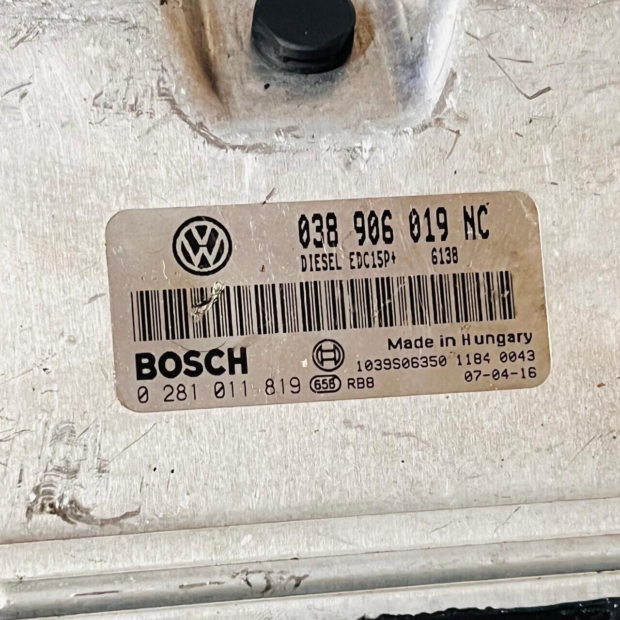 PL104 VW Engine Control Unit ECU 038906019NC 0281011819