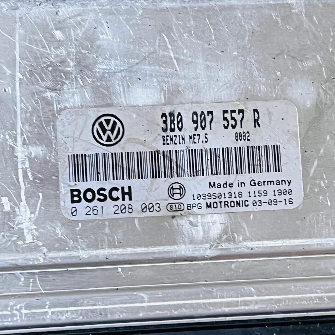 1997-2005 Volkswagen Passat Engine Control Unit ECU - 3B0907557R / 0261208003