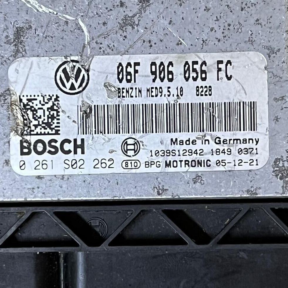 VolksWagen Passat Engine Control Unit ECU - 06F906056FC / 0261S02262