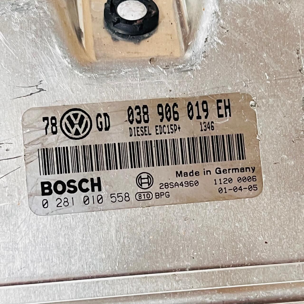 BOSCH  2001 VW PASSAT 1.9 D engine control ECU 038906019EH 0281010558