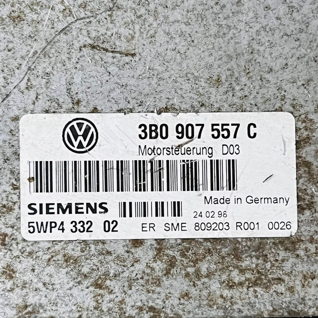 Volkswagen Passat Engine Control Unit ECU - 3B0907557C / 5WP4332 02