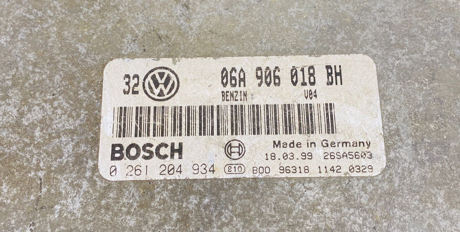 ECU Engine Control Unit VW   06A906018BH 0261204934