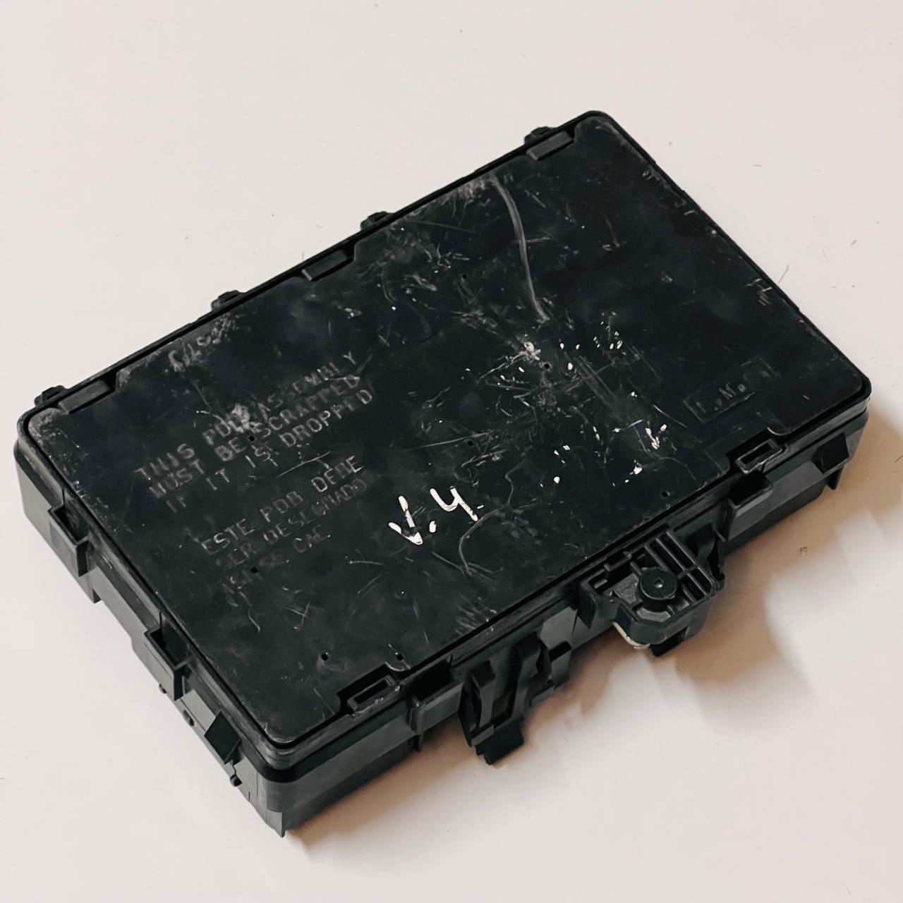 Ford Fuse box F2GT14A067AE G2811  04290146