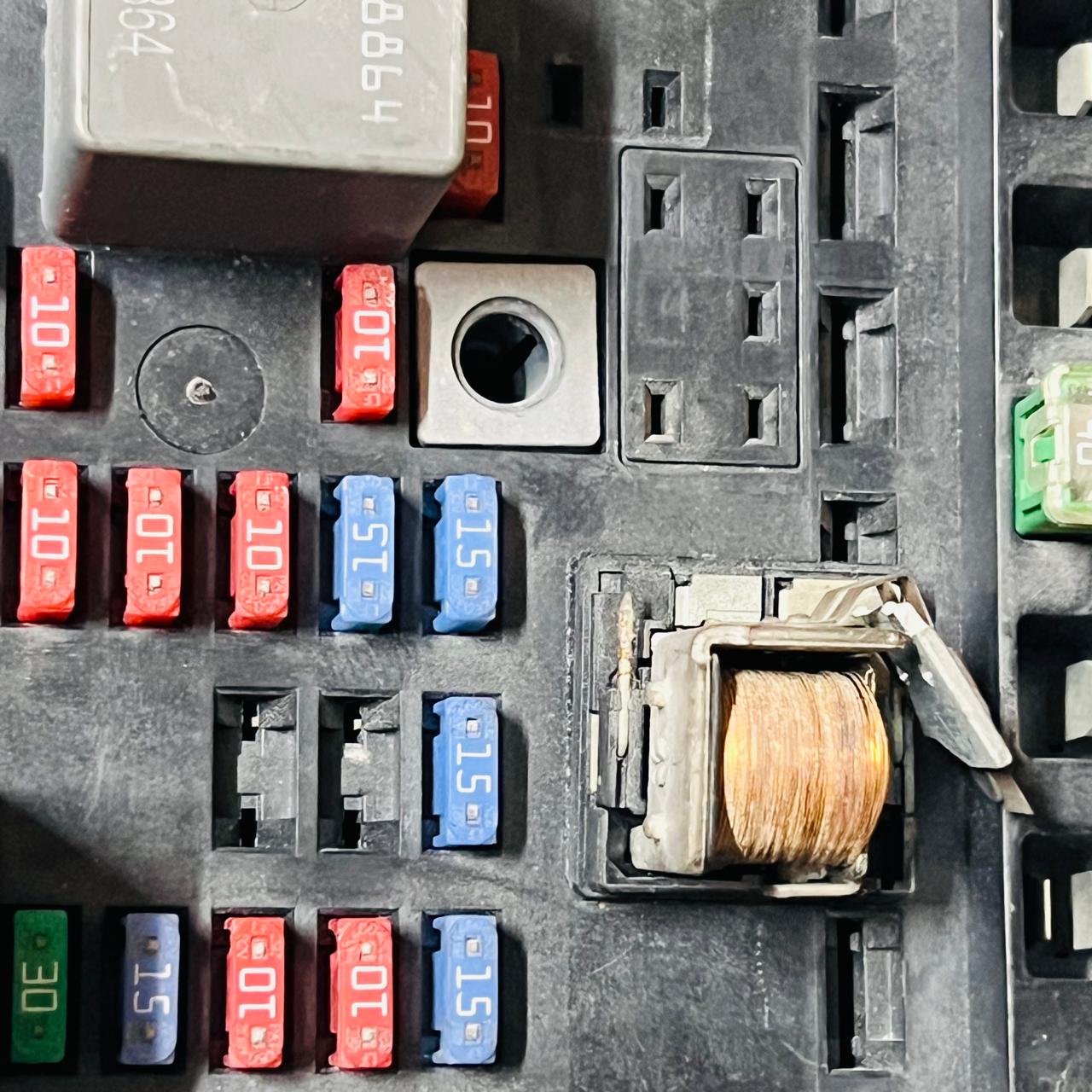 Chevrolet Trailblazer Fuse Box PN 15141559  OEM 2006