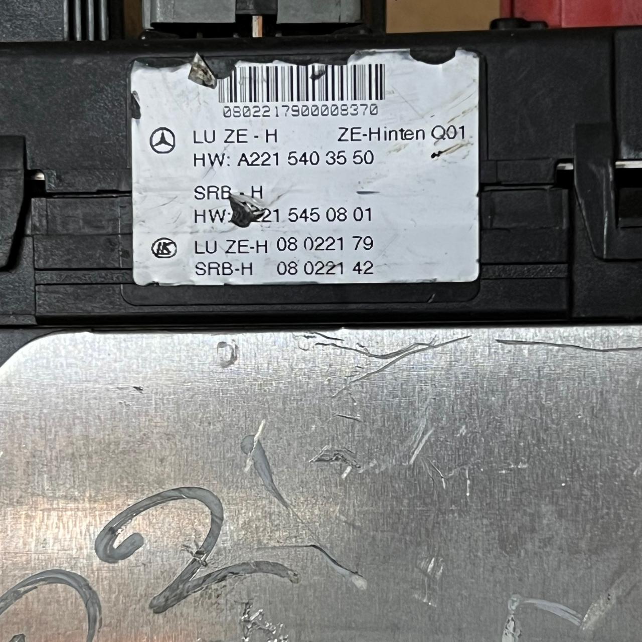 MERCEDES-BENZ S-CLASS W221 FUSE BOX A2215403550